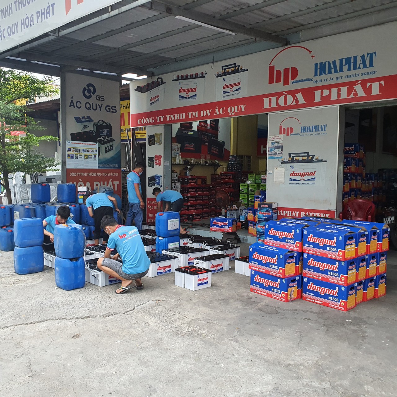 Yên tâm mua hàng tại Hoà Phát - Bình ắc quy chính hãng - dịch vụ chuyên nghiệp - cứu hộ nhanh chóng