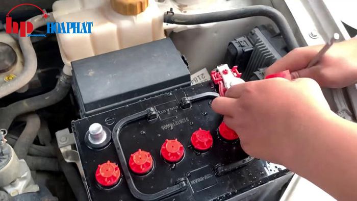 hướng dẫn lắp đặt bình ắc quy xe hyundai i20 active đơn giản tại nhà