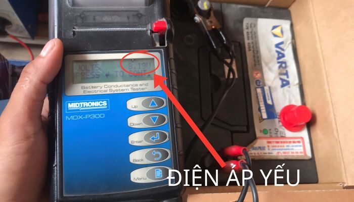 Hình ảnh đo điện áp ắc quy yếu