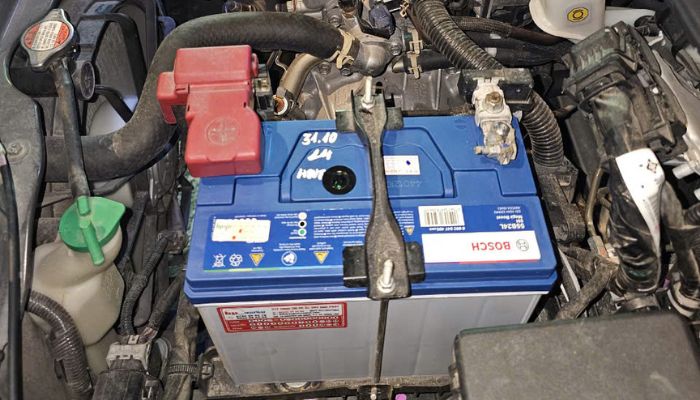 Hình ảnh đầu cực ắc quy được vệ sinh sau khi lắp đặt