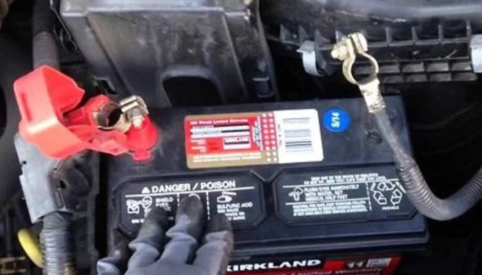 Hãy đảm bảo đầu cực ắc quy được thiết kế chắc chắn