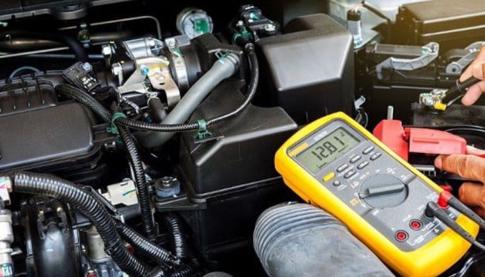 Hình ảnh kiểm tra ắc quy bằng đồng hồ 