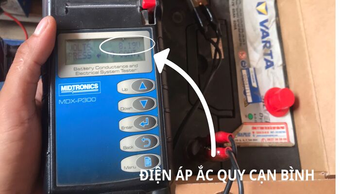 Hình ảnh điện áp ắc quy bị yếu hết bình