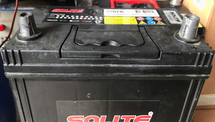 Hình ảnh ắc quy ô tô cũ