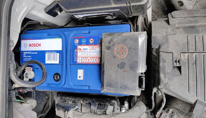 Hình ảnh ắc quy được lắp đặt lên xe 