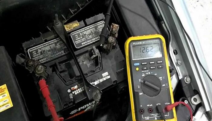 Hình ảnh điện áp ắc quy ổn định