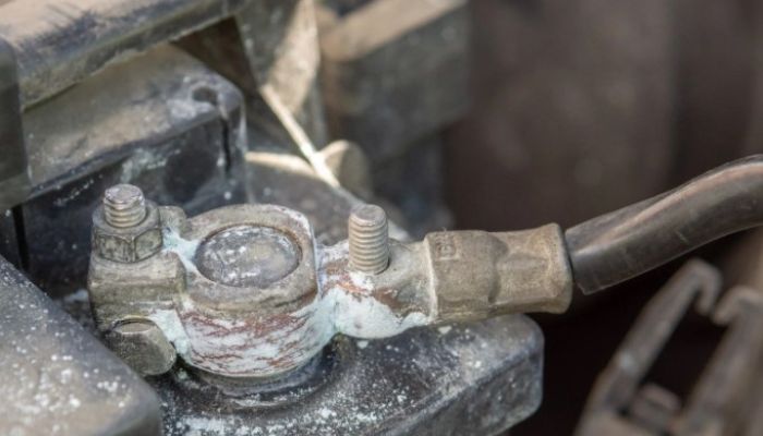 Đầu cực lâu ngày bị oxi hóa