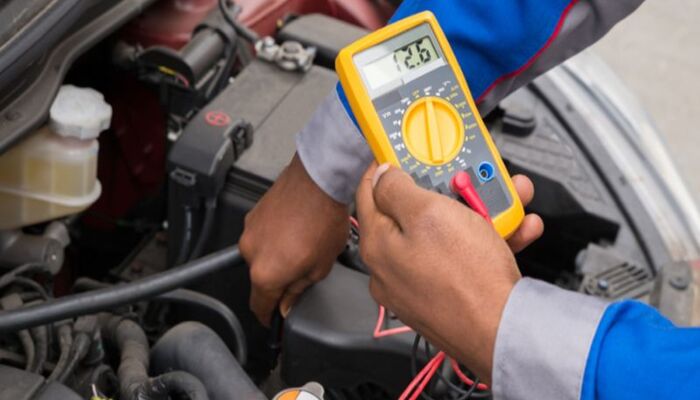 sử dụng máy đo điện áp để phát hiện bình ắc quy xe Hyundai Kona hư hỏng