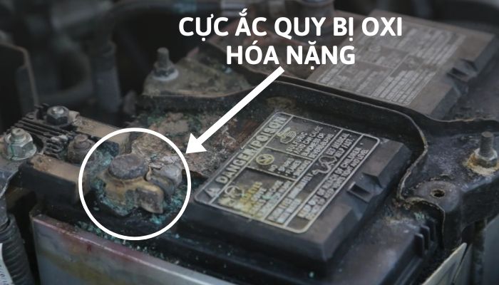 Hình ảnh cực ắc quy bị oxi hóa