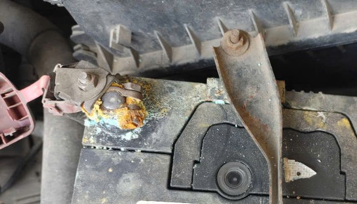 Hình ảnh ắc quy bị oxy hóa đầu cực