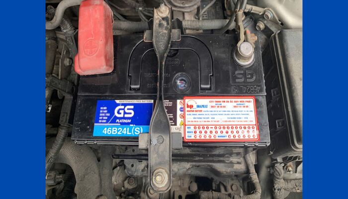 Hình ảnh ắc quy cố định trên ô tô