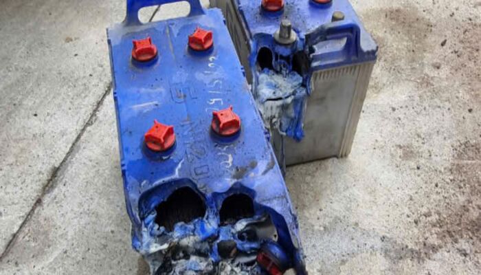 ắc quy bị biến dangj