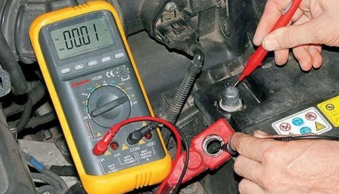 Hình ảnh đo điện áp ắc quy yếu bình