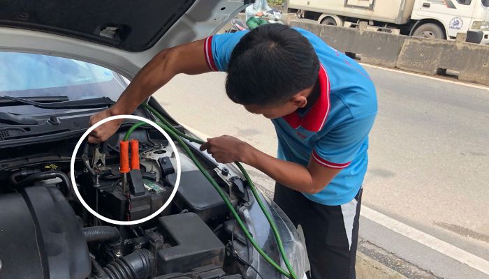 Dịch vụ thay ắc quy Toyota Wigo tận nơi tại Hòa Phát