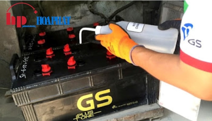 châm nước bình ắc quy