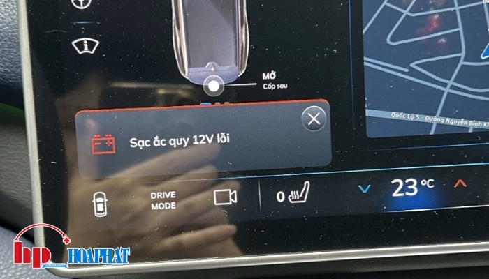 Lỗi ắc quy hiển thị trên bảng điều khiển xe Vinfast VF9