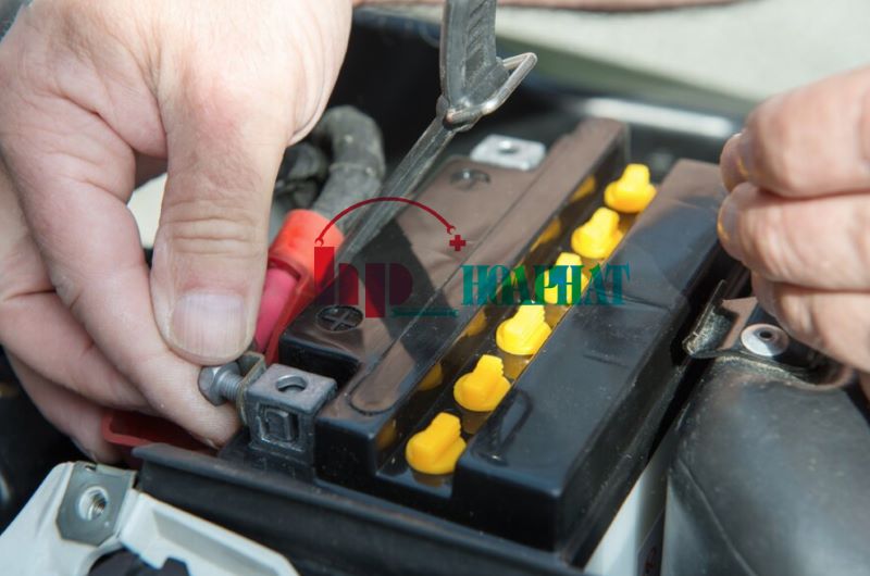 các yếu tố ảnh hưởng đến thời gian sạc bình ắc quy xe máy