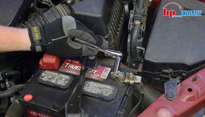 Siết chặt đầu cực ắc quy