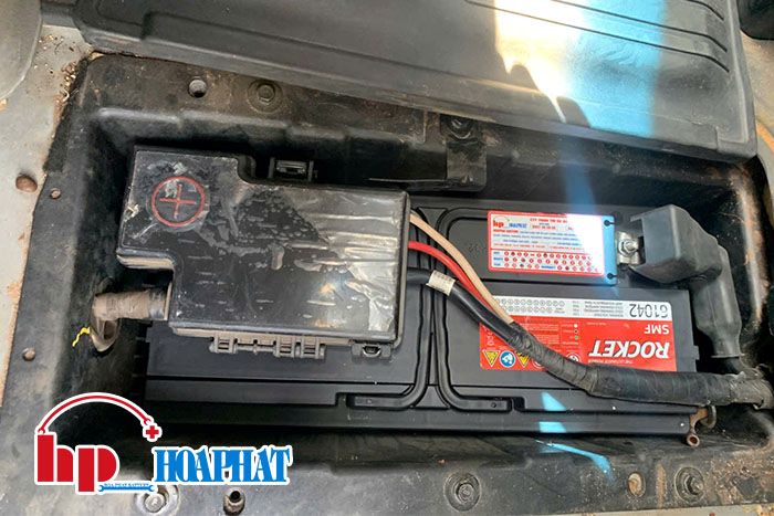 Thay ắc quy Rocket 61042 cho xe Hyundai Solati