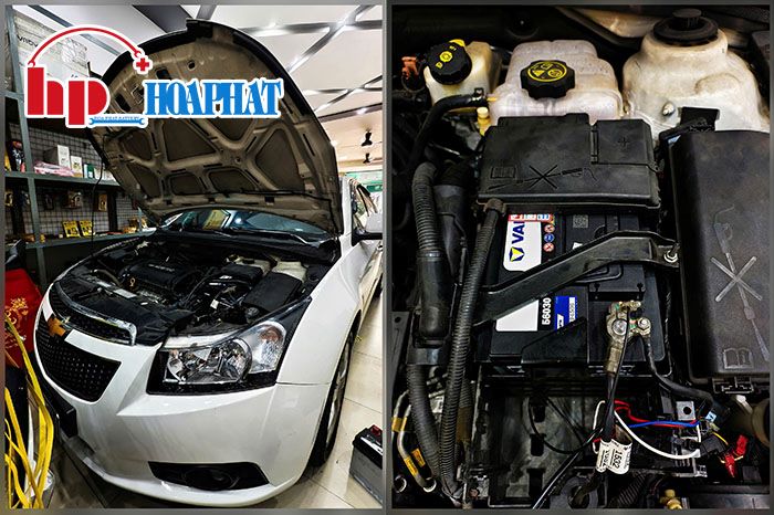 Kỹ thuật viên Hòa Phát thay ắc quy cho xe Chevrolet Cruze
