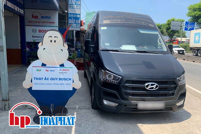 Kỹ thuật viên thay ắc quy xe Hyundai Solati tại Hòa Phát