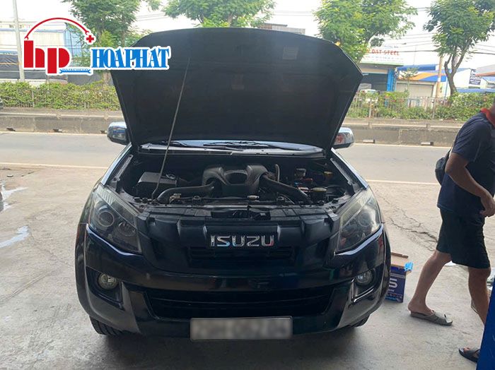 Kỹ thuật viên Hòa Phát thay ắc quy cho xe Isuzu Dmax