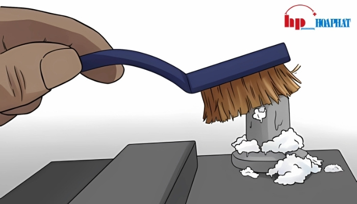 Vệ sinh đầu cọc ắc quy bằng bài chải nhựa